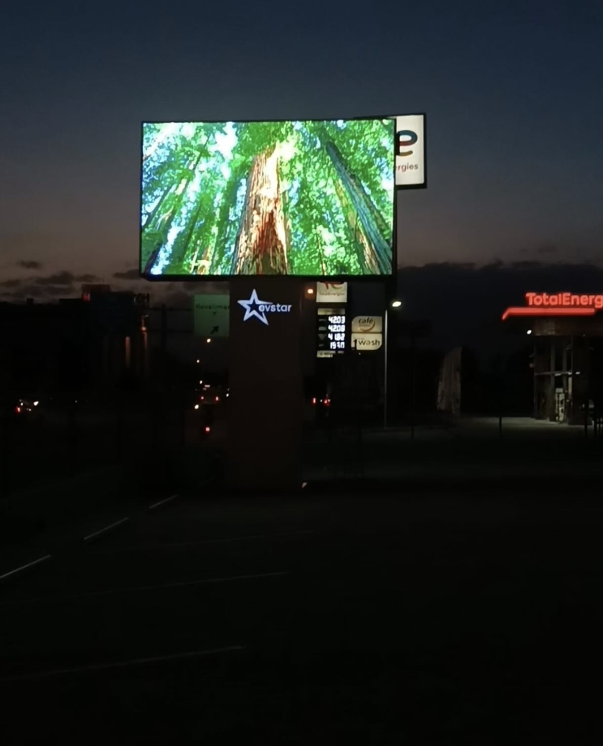 [Adana şehir meydanındaki LED ekran projesi]